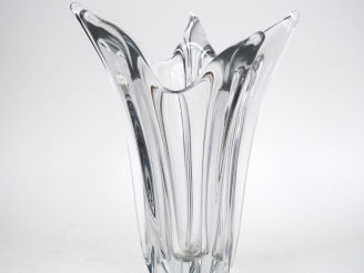 Vente aux enchères DAUM France. Vase en cristal. Signé. H. 36 cm. (égrenures à la base).