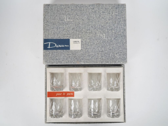 Vente aux enchères DAUM France. Suite de 8 verres à porto dans leur coffret. Signés.
