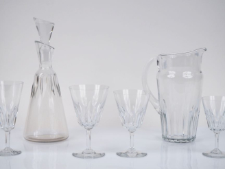 Vente aux enchères BACCARAT. Partie de service de verres en cristal.  Comprenant:  - 12 f