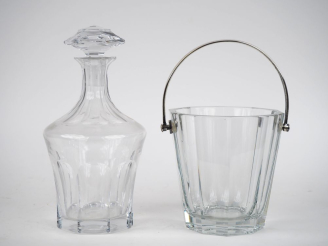 Vente aux enchères BACCARAT. Ensemble en cristal: - flacon à whisky. - seau à glace. Sign