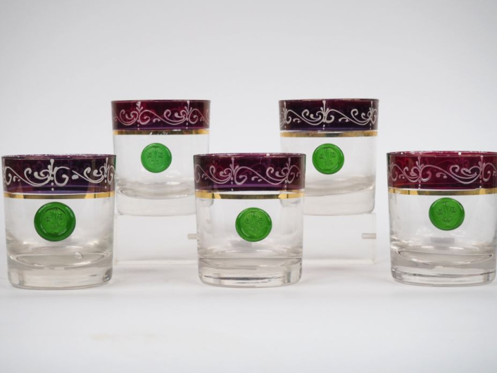 Suite de 5 verres à whisky en verre à décor de cabochons figurant des 