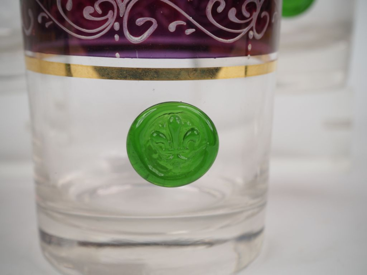 Suite de 5 verres à whisky en verre à décor de cabochons figurant des 