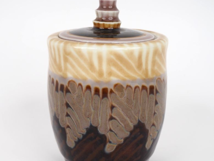 THARAUD à Limoges. Pot à épices en porcelaine polychrome à décor feuil