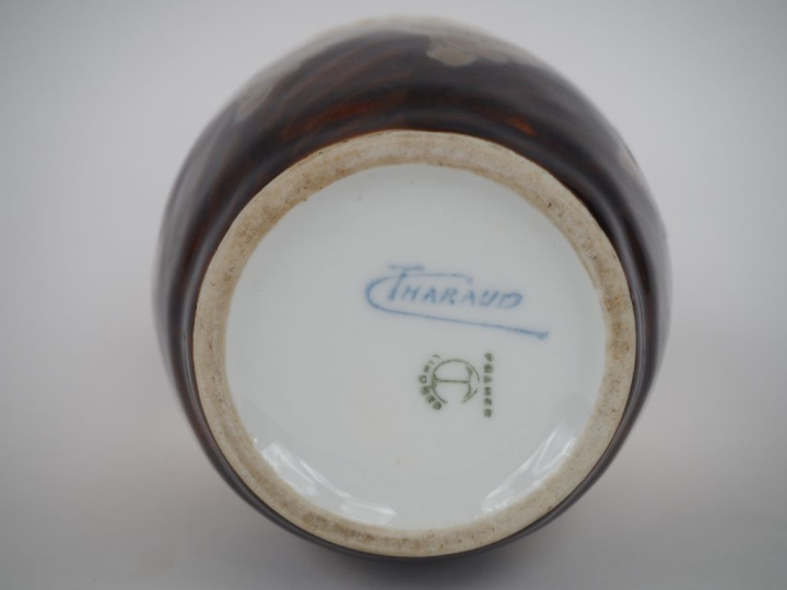 THARAUD à Limoges. Pot à épices en porcelaine polychrome à décor feuil