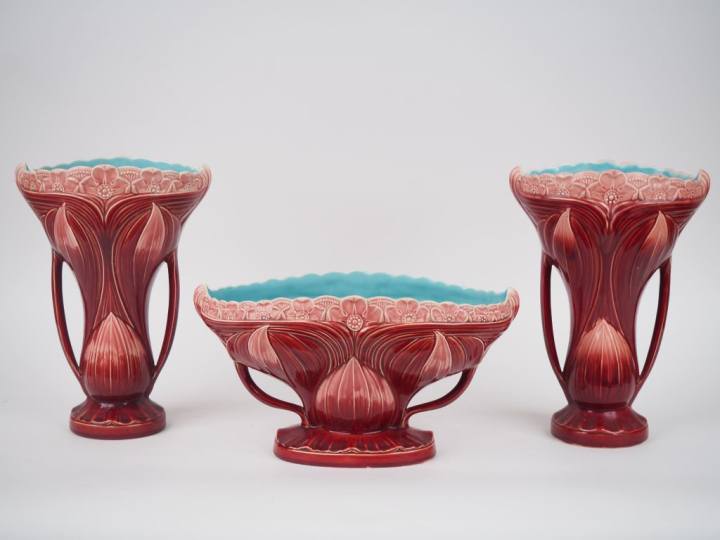 Garniture de cheminée trois pièces en faience de Sarreguemines à décor