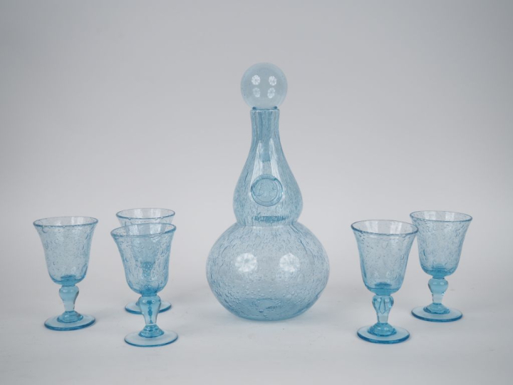 BIOT. Carafe et 5 verres en verre bullé et bleuté. Signé.
