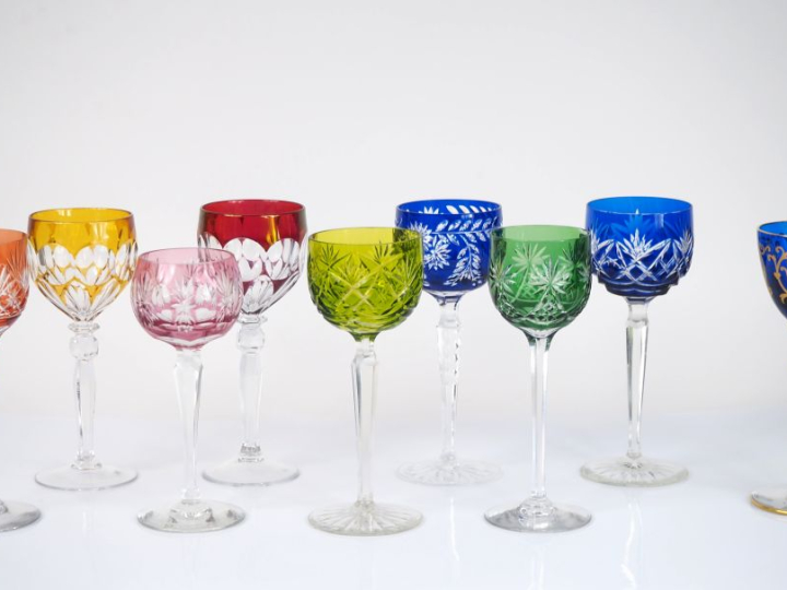Ensemble de 8 différents verres à pied en cristal bicolore. On y joint