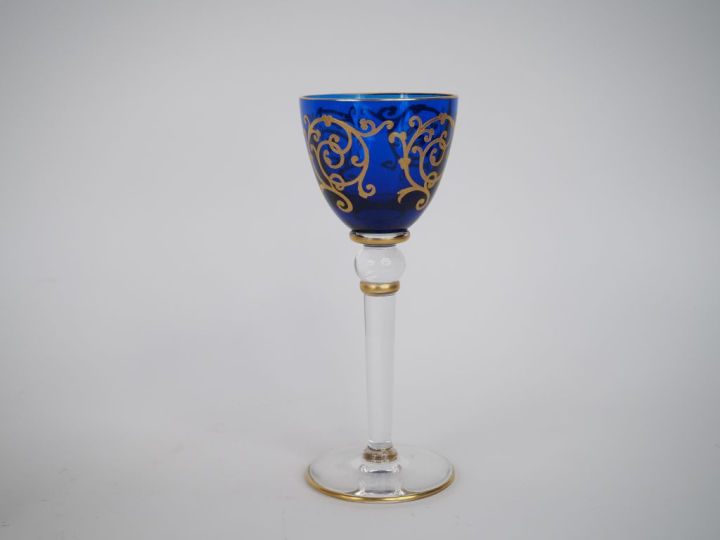 Ensemble de 8 différents verres à pied en cristal bicolore. On y joint