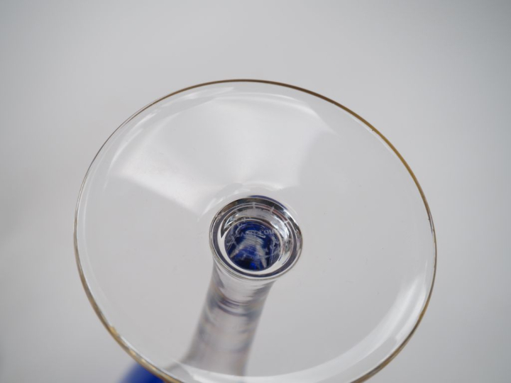 Ensemble de 8 différents verres à pied en cristal bicolore. On y joint