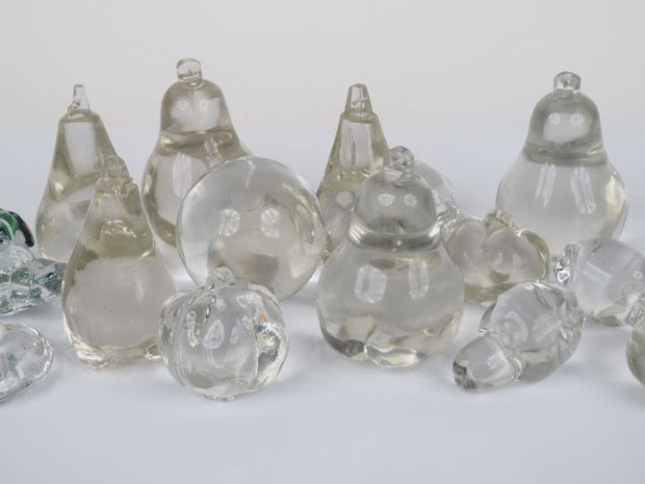 13 différents fruits décoratifs en verre. H. De 8 à 12 cm.