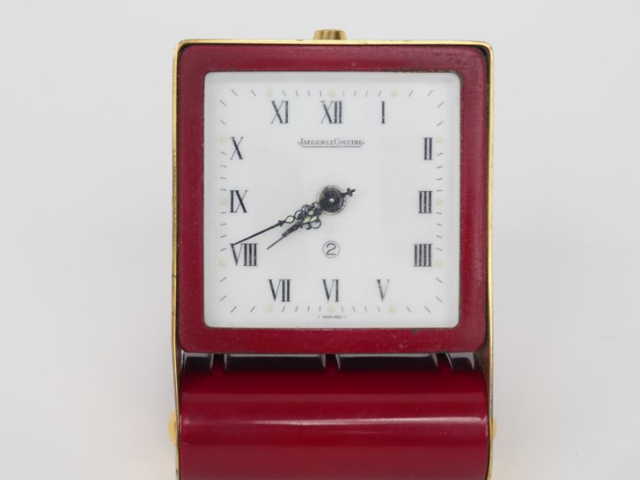 JAEGER LECOULTRE. Réveil en laiton et métal laqué rouge. Signé. Dim. 8