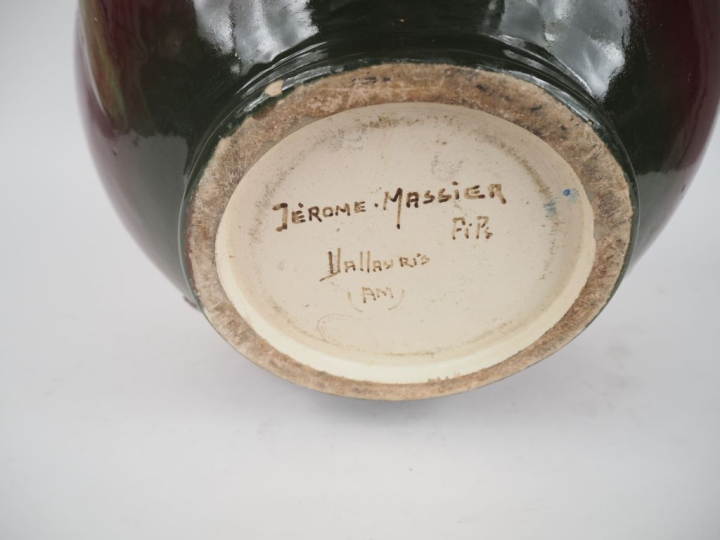 Jerome MASSIER à VALLAURIS. Jardinière en faience polychrome à décor e