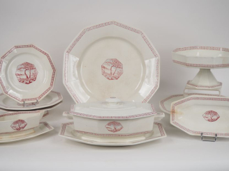 Vente aux enchères Partie de service de table en faience de GIEN à décor de frises geomét