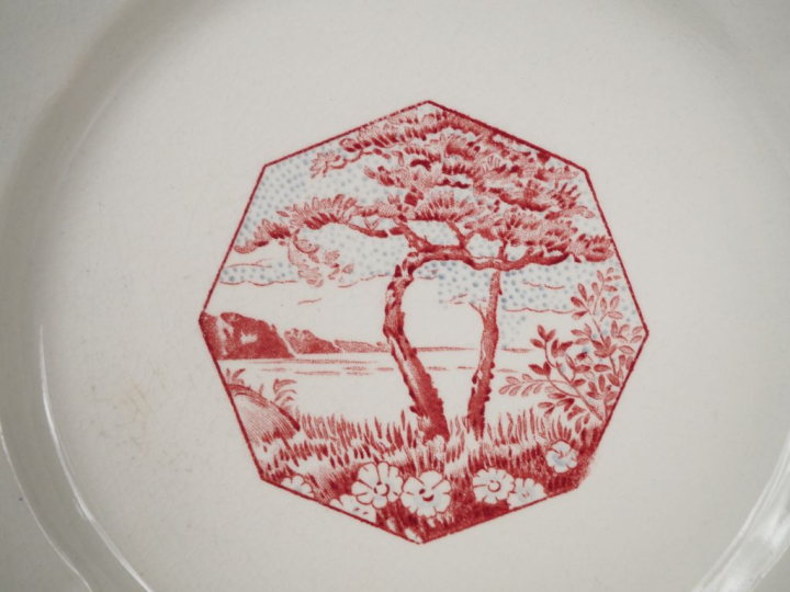 Partie de service de table en faience de GIEN à décor de frises geomét