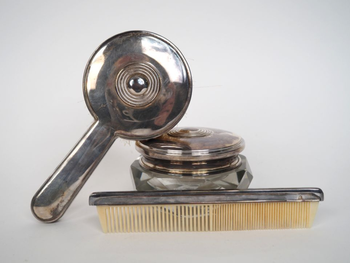 Nécessaire de toilette 1900 en argent 750 millièmes comprenant un peig