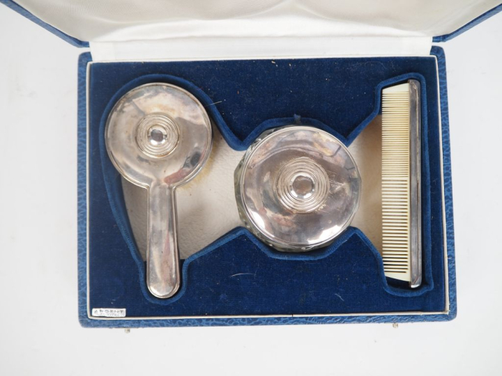 Nécessaire de toilette 1900 en argent 750 millièmes comprenant un peig