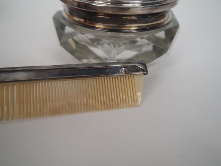 Nécessaire de toilette 1900 en argent 750 millièmes comprenant un peig