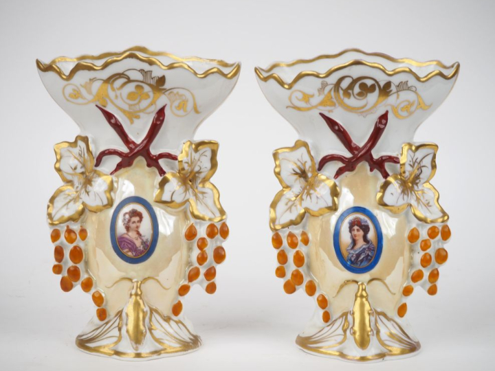Paire de vases vers 1900 en  porcelaine polychrome de Paris à décor de