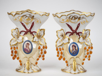 Vente aux enchères Paire de vases vers 1900 en  porcelaine polychrome de Paris à décor de