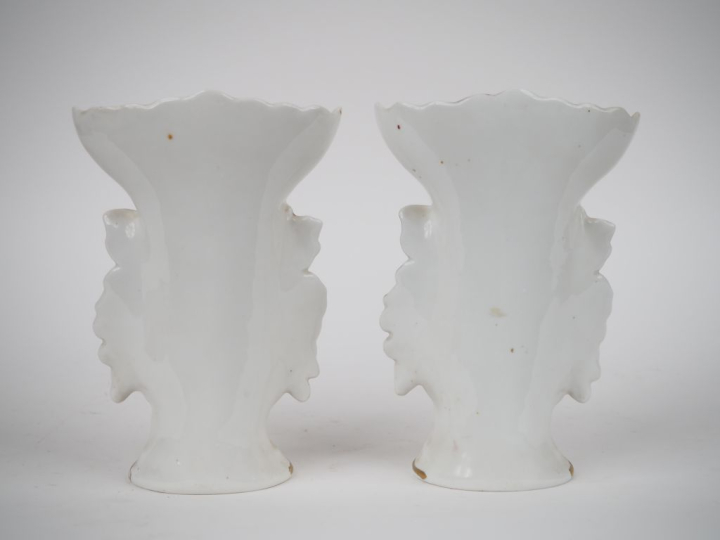 Paire de vases vers 1900 en  porcelaine polychrome de Paris à décor de