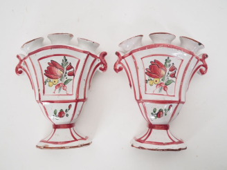 Vente aux enchères Paire de vases porte tulipes en faience de l'Est à décor de bouquets d