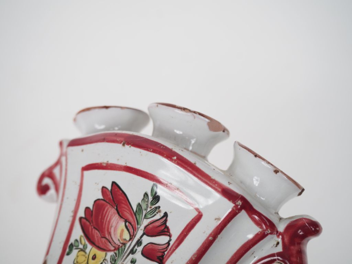 Paire de vases porte tulipes en faience de l'Est à décor de bouquets d