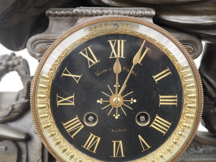 Pendule Napoléon III en bronze et marbre noir figurant un mousquetaire