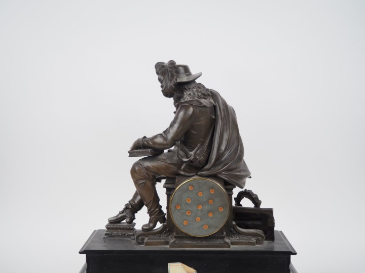 Pendule Napoléon III en bronze et marbre noir figurant un mousquetaire