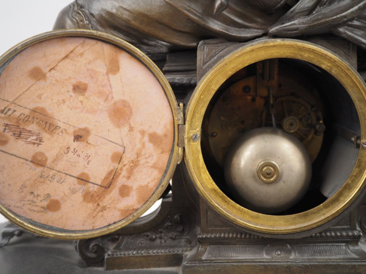 Pendule Napoléon III en bronze et marbre noir figurant un mousquetaire