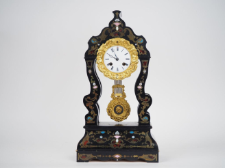 Vente aux enchères Pendule portique Napoléon III en marqueterie polychrome à décor de rin