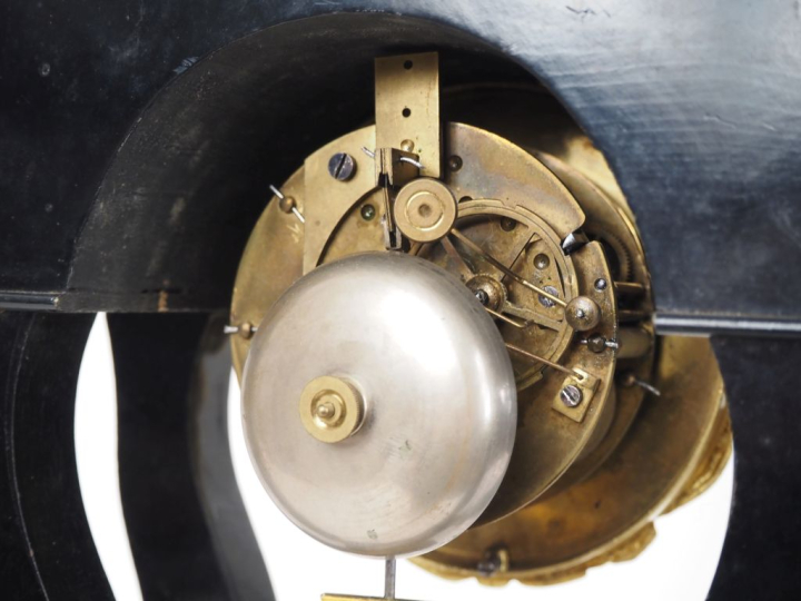 Pendule portique Napoléon III en marqueterie polychrome à décor de rin