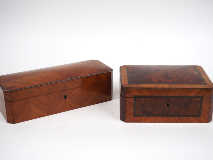 Deux différents coffrets à bijoux Napoléon III en frisage et laiton. D