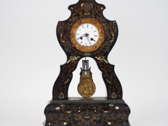 Vente aux enchères Pendule portique en bois noirci et marqueterie métallique à décor de r