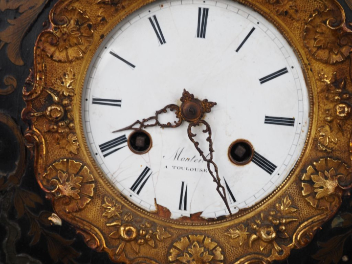 Pendule portique en bois noirci et marqueterie métallique à décor de r