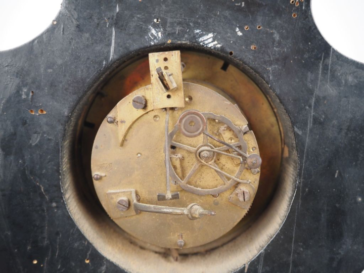 Pendule portique en bois noirci et marqueterie métallique à décor de r