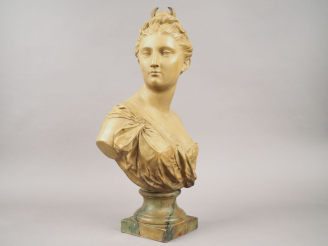 Vente aux enchères HOUDON (d'après). "Diane chasseresse" Buste en terre cuite patinée. Si