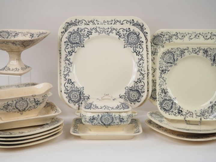 Partie de service de table en faience fine de Longchamp modèle Medicis