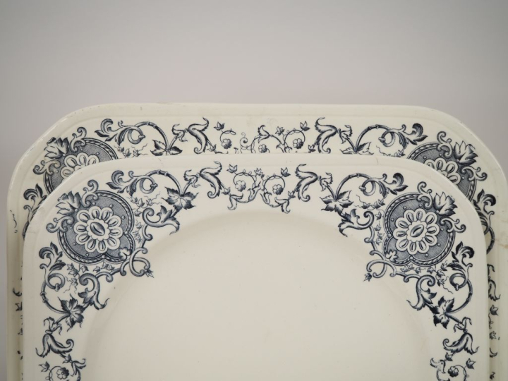 Partie de service de table en faience fine de Longchamp modèle Medicis