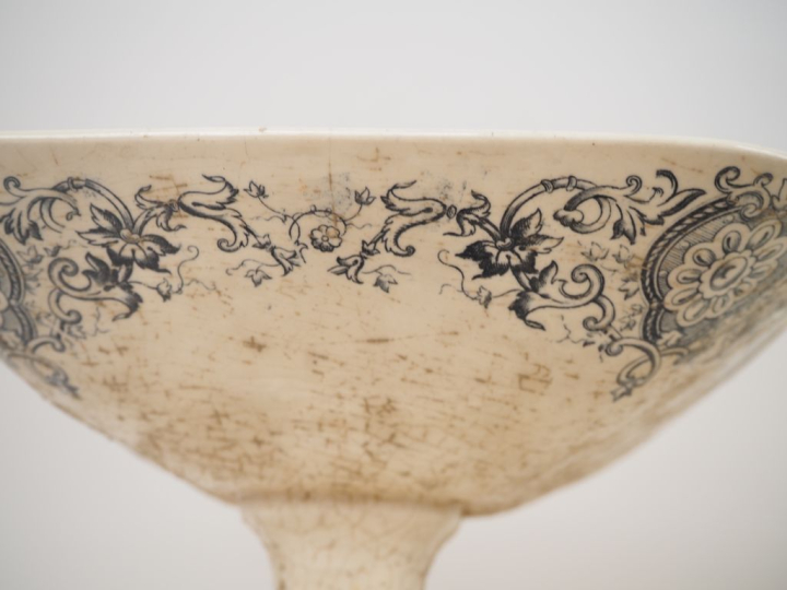 Partie de service de table en faience fine de Longchamp modèle Medicis