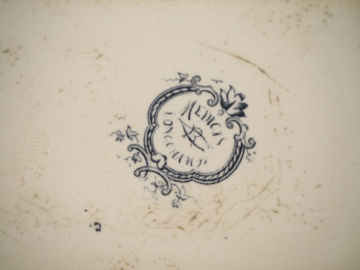 Partie de service de table en faience fine de Longchamp modèle Medicis