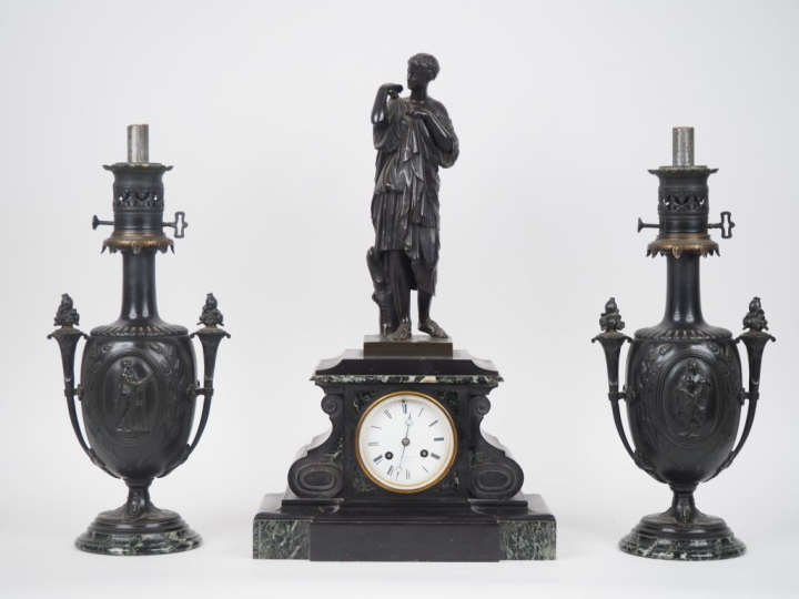 Garniture de cheminée Napoléon III en bronze et marbre vert. Comprenan