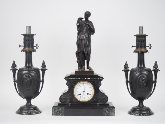 Vente aux enchères Garniture de cheminée Napoléon III en bronze et marbre vert. Comprenan