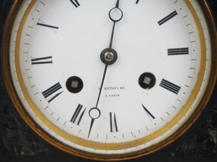 Garniture de cheminée Napoléon III en bronze et marbre vert. Comprenan