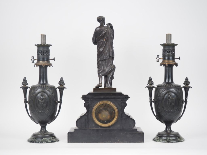 Garniture de cheminée Napoléon III en bronze et marbre vert. Comprenan