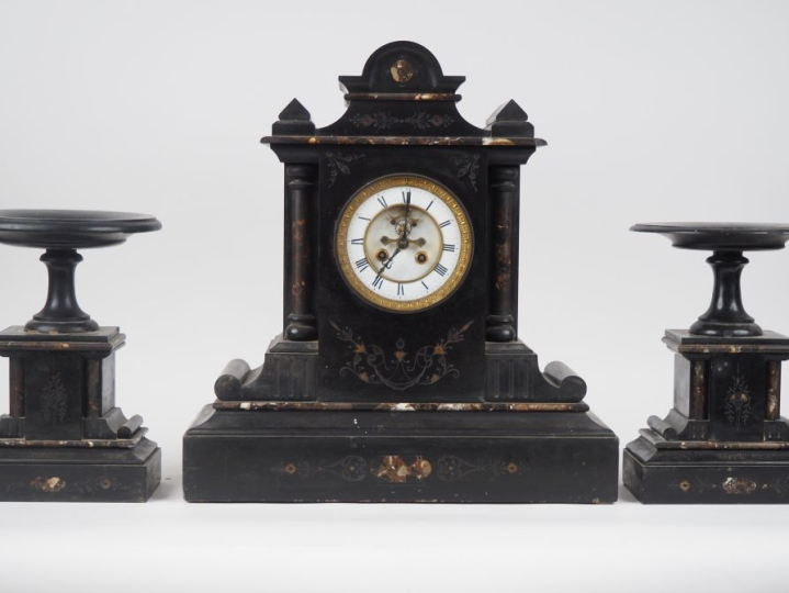 Garniture de cheminée Napoléon III en marbre bicolore. Comprenant: - u