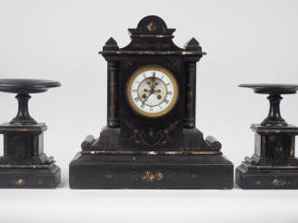 Vente aux enchères Garniture de cheminée Napoléon III en marbre bicolore. Comprenant: - u