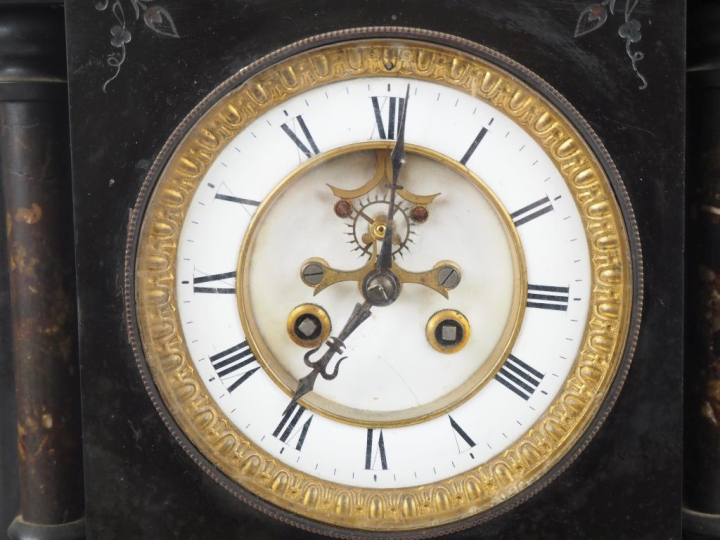 Garniture de cheminée Napoléon III en marbre bicolore. Comprenant: - u