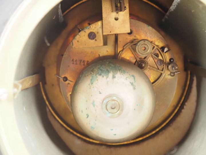 Garniture de cheminée Napoléon III en marbre bicolore. Comprenant: - u