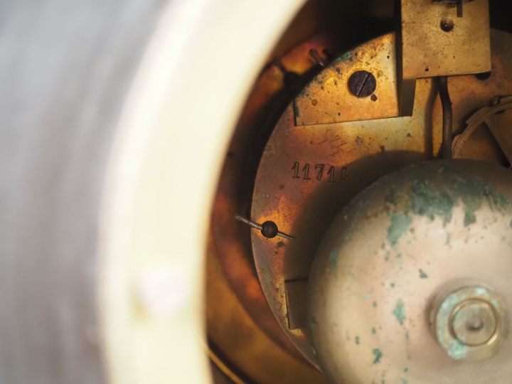 Garniture de cheminée Napoléon III en marbre bicolore. Comprenant: - u