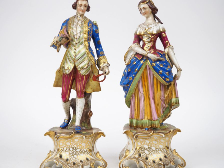 Paire de sujets XIXème en porcelaine polychrome de Paris, "élégants du
